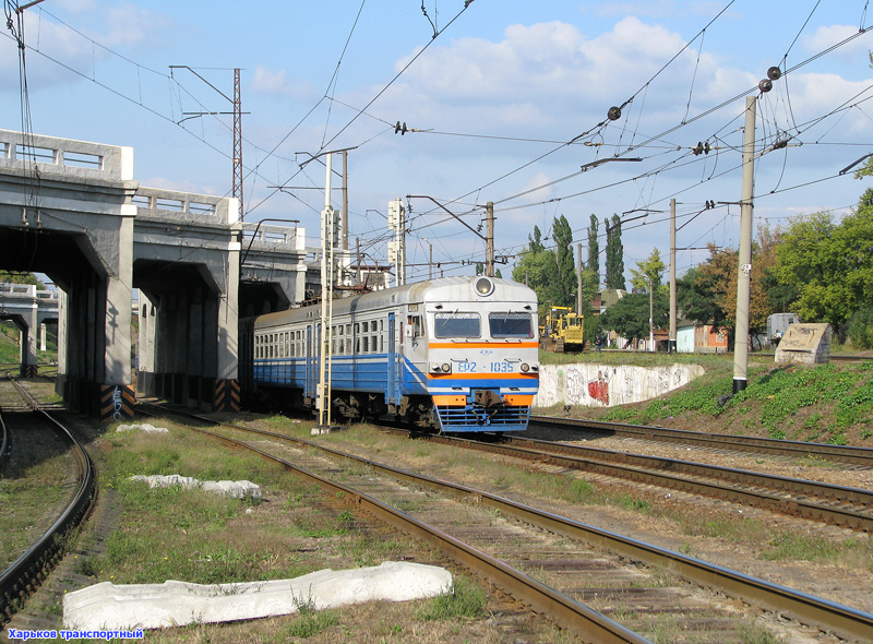 ЭР2-1035 на станции Харьков-Пассажирский возле о.п. Новоселовка