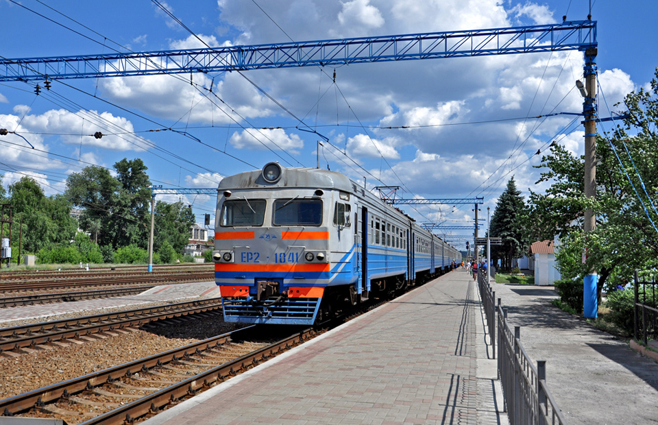 ЭР2-1041 маршрута Изюм - Харьков подан на посадку на станции Изюм