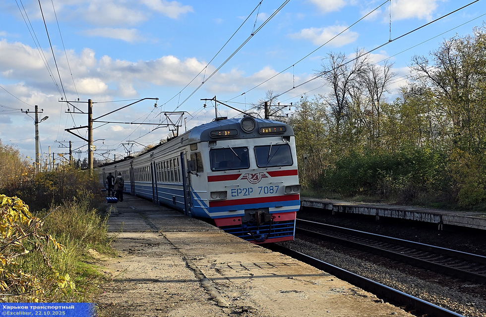 ЭР2Р-7087 поезд №6430 Изюм — Харьков на перегоне Занки — Змиев прибывает к платформе Дом отдыха