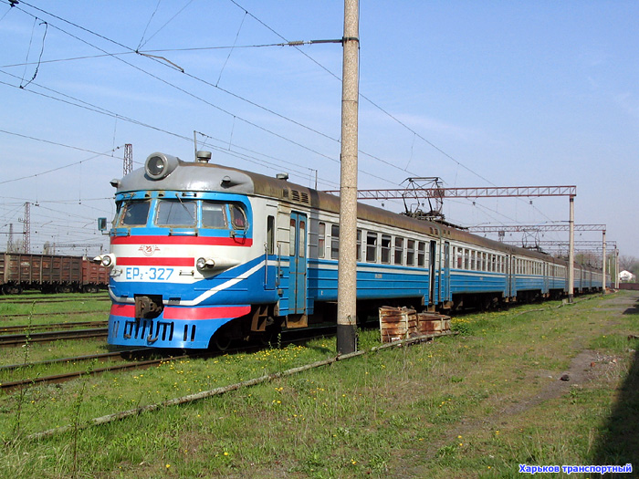 ЭР2-327 на 19-м пути ранжирного парка станции Основа