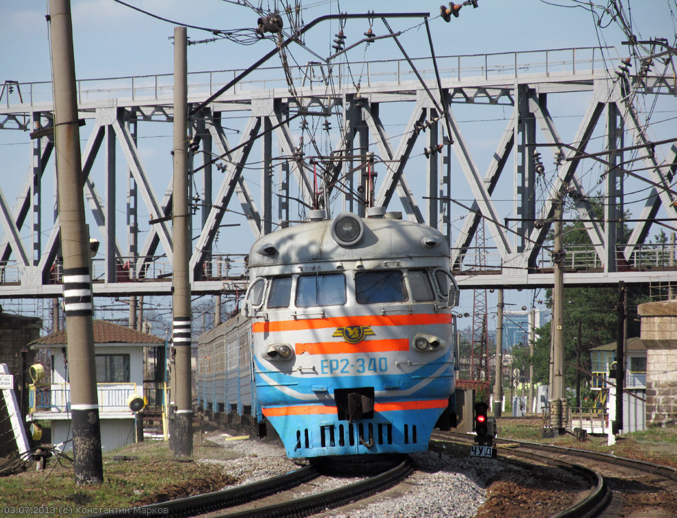 ЭР2-340 на станции Харьков-Пассажирский проходит трехуровневую развязку