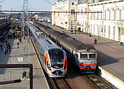 HRCS2-002 и ЭР2Т-7106 на станции Харьков-Пассажирский