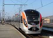HRCS2-002, ведомый ТЭП150-003, отправляется со станции Харьков-Пассажирский