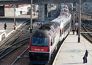 ТЭП150-003 с электропоездом HRCS2-002 прибывает на станцию Харьков-Пассажирский