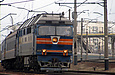 ТЭП70-0165 с поездом на станции Харьков-Пассажирский