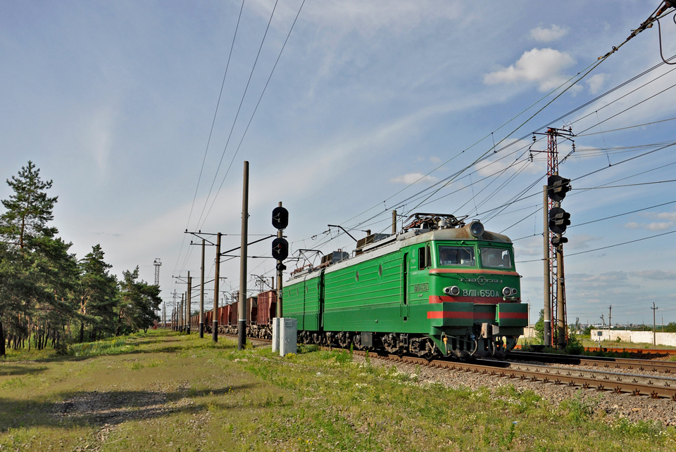 ВЛ11.8-650 с грузовым поездом выходит со станции Основа в сторону Жихоря