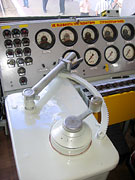 Контроллер машиниста и рукоятка ослабления поля и включения реостатного торомоза электровоза ВЛ82м-090