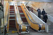 Эскалаторы и лестница, соединяющие восточный вестибюль и центральный зал станции "Холодная гора"