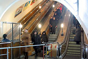 Эскалаторы, соединяющие вестибюль и центральный зал станции "Южный вокзал"