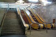 Лестница и эскалаторы, соединяющие восточный вестибюль и центральный зал станции "Завод имени Малышева"
