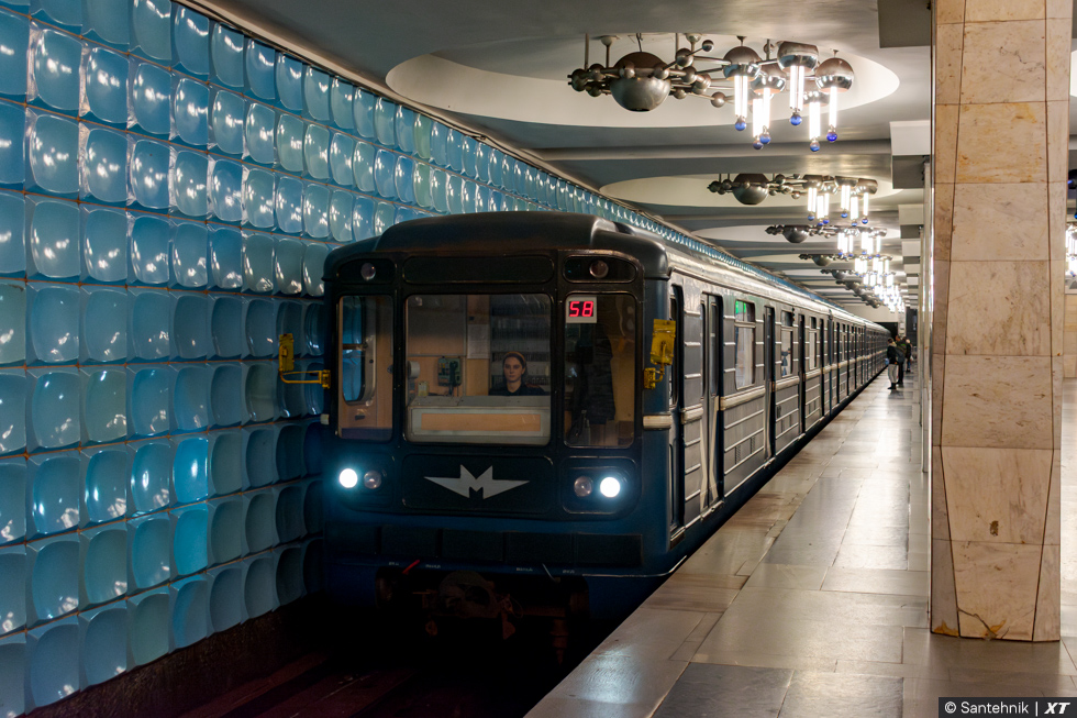 Вагон 81-717 #0082 в составе поезда #0082-9964-9961-9960-0083 прибывает на станцию "Академика Барабашова"