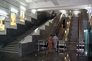 Лестница и эскалаторы, соединяющие северный вестибюль и центральный зал станции "Ботанический сад"