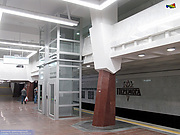 Лифты для пассажиров с ограниченными возможностями на платформе станции "Победа"