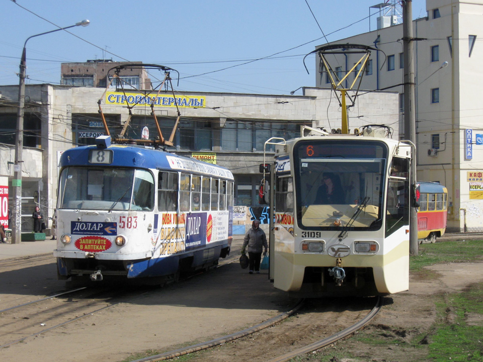 КТМ-19КТ #3109 6-го маршрута и Tatra-T3SU #583 8-го маршрута на конечной станции "602 микрорайон"