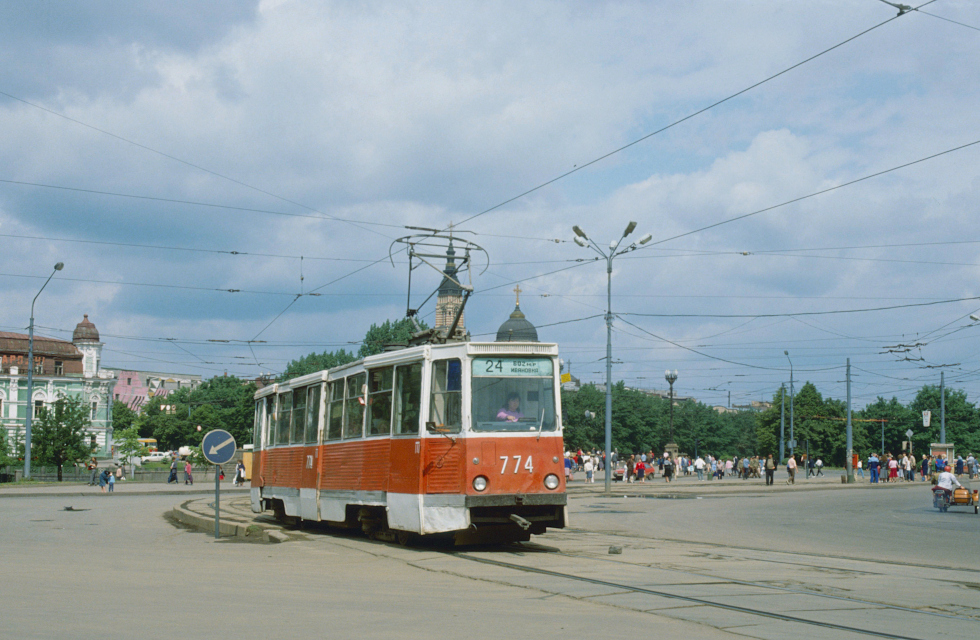 КТМ-5М3 #774 24-го маршруту повертає з Пролетарського майдану на майдан Рози Люксембург