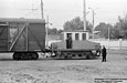 Электровоз Э-2 буксирует грузовой вагон на кондитерскую фабрику