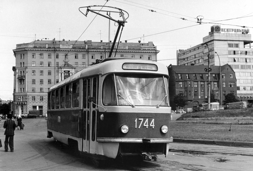 Tatra-T3SU #1744 6-го маршрута на конечной "Южный вокзал"