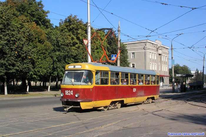 Tatra-T3SU #1824 8-го маршрута на пересечении улиц Плехановской и Молодой Гвардии
