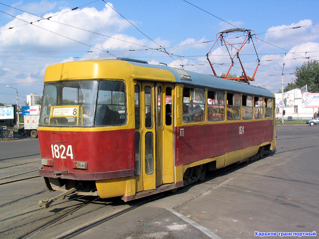 Tatra-T3SU #1824 8-го маршрута поворачивает с площади Восстания на Московский проспект