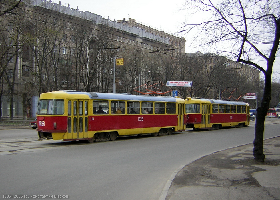 Tatra-T3SU #1827-1828 6-го маршрута на Московском проспекте возле перекрестка с улицей Академика Павлова