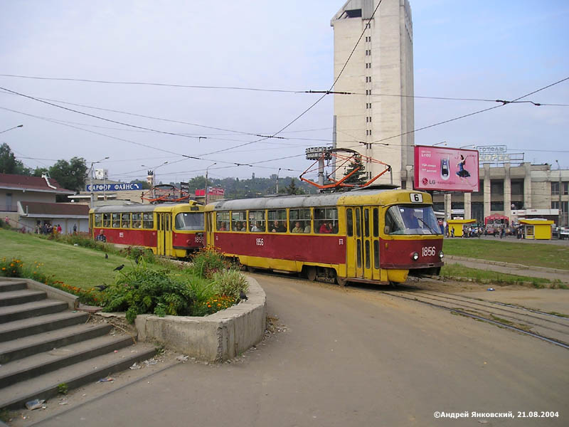 Tatra-T3SU #1856-1855 6-го маршрута выходит с конечной станции "Южный вокзал"