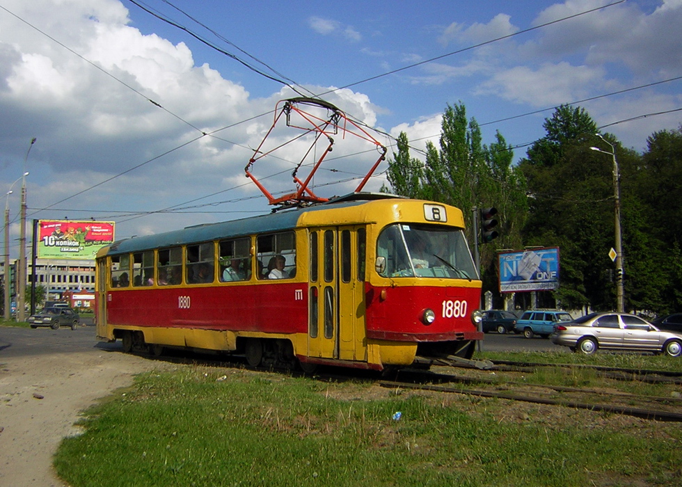 Tatra-T3SU #1880 8-го маршрута на улице Академика Павлова возле перекрестка с улицей Семиградской и Салтовским шоссе