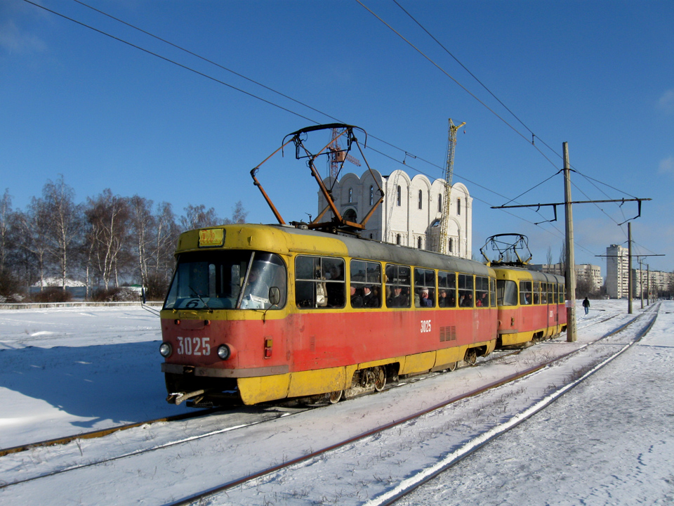 Tatra-T3SU #3025-3026 6-го маршрута на Салтовском шоссе отъезжает от остановки "Улица Калиниградская"