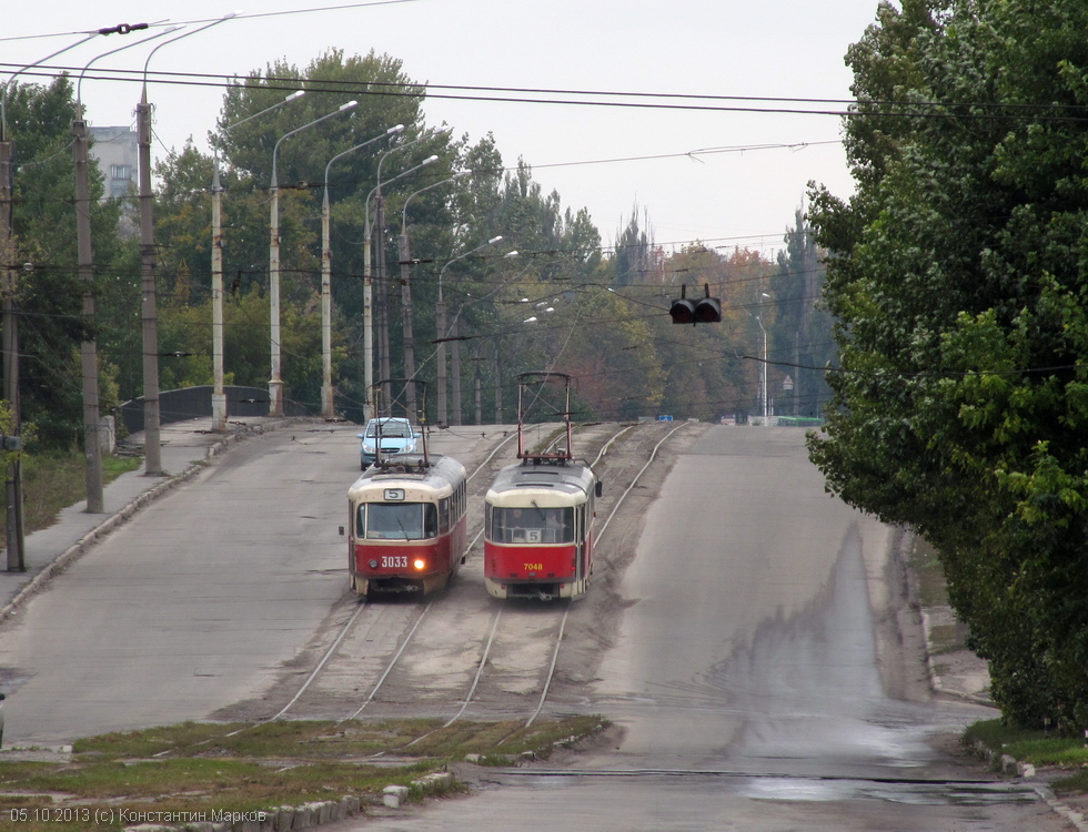 Tatra-T3SU #3033 и Tatra-T3SUCS #7048 5-го маршрута на улице Морозова