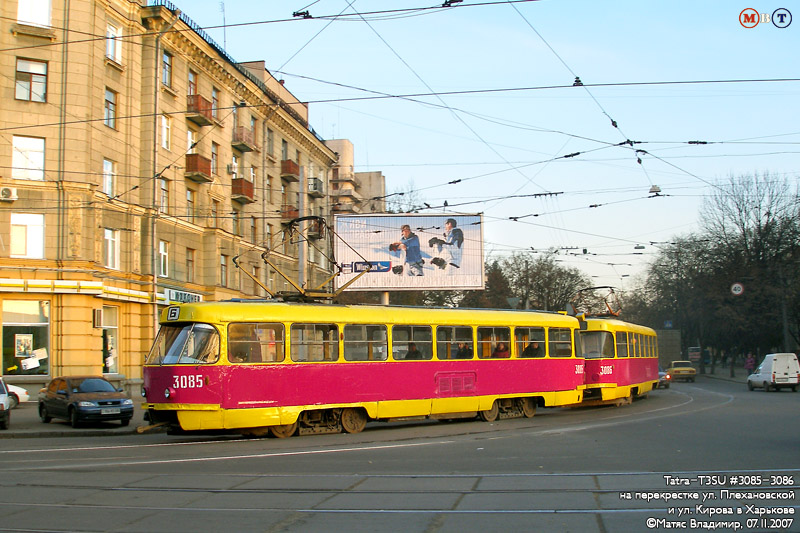 Tatra-T3SU #3085-3086 поворачивает с улицы Плехановской на улицу Кирова
