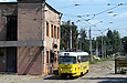 Tatra-T3SU #3085 28-го маршрута на улице Смольной выезжает с территории трамвайного депо во время разворота на конечной "Улица Молодой гвардии"