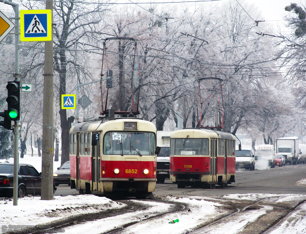 Tatra-T3 #6852 и Tatra-T3SUCS #7099 5-го маршрута на улице Плехановской возле перекрестка с улицей Полевой