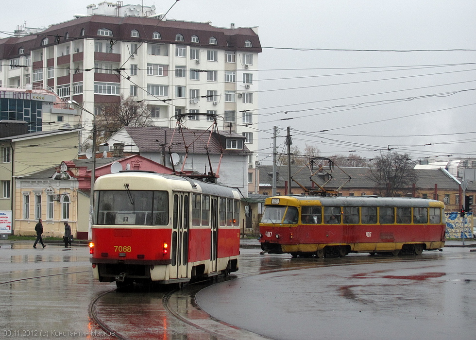 Tatra-T3SUCS #7068 8-го маршрута и #407 27-го маршрута на площади Восстания возле одноименной станции метро