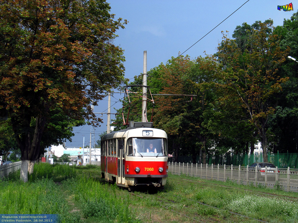 Tatra-T3SUCS #7068 5-го маршрута на площади Восстания между Московским проспектом и улицей Броненосца "Потемкин"
