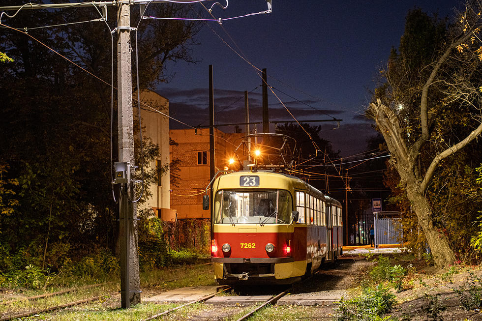 Tatra-T3SUCS #7262-7282 23-го маршрута на проспекте Героев Харькова в тупике конечной "Улица Свистуна"