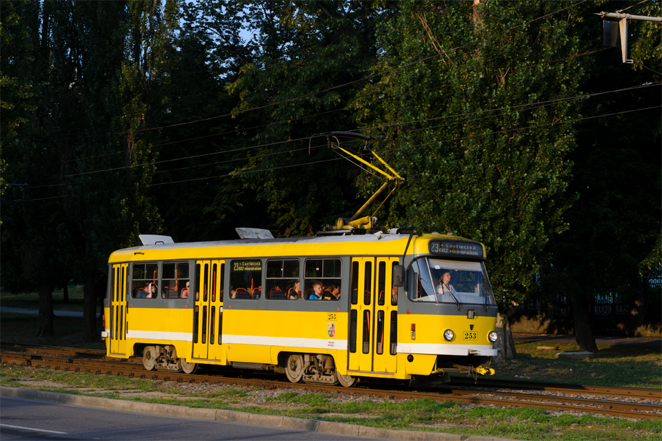 Tatra-T3SU #253 23-го маршруту на проспекті Тракторобудівників перед перехрестям із вулицею Нескорених
