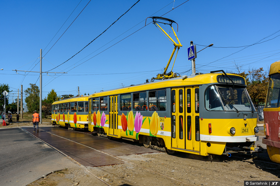 Сцепка вагонов Tatra-T3R.P #262-263 + ВКМ-0403 на проспекте Тракторостроителей пересекает улицу Единства