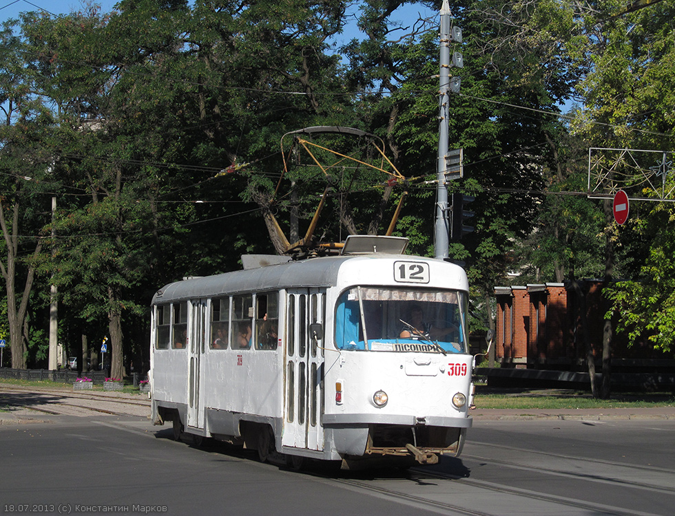 Tatra-T3SU #309 12-го маршрута на проспекте Правды пересекает проспект Ленина