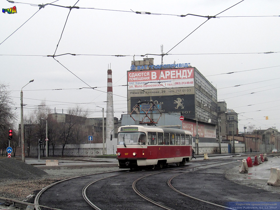 Tatra-T3SUCS #337 1-го маршрута поворачивает с улицы Евгения Котляра на улицу Большую Панасовскую