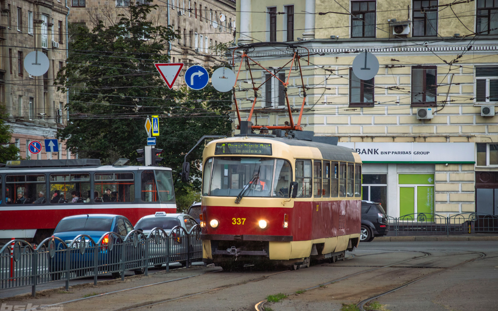 Tatra-T3SUCS #337 1-го маршрута на конечной "Вокзал "Харьков-Пассажирский" возле улицы Евгения Котляра