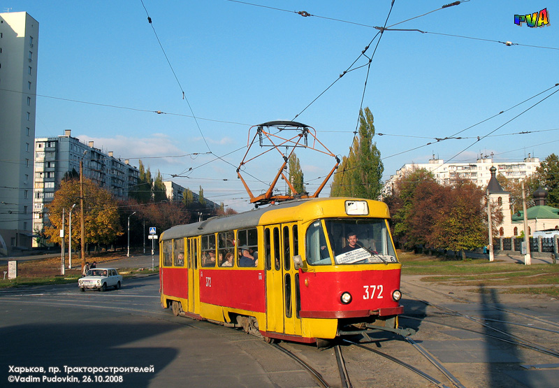 Tatra-T3SU #372 6-го маршрута поворачивает с улицы Героев Труда на проспект Тракторостроителей