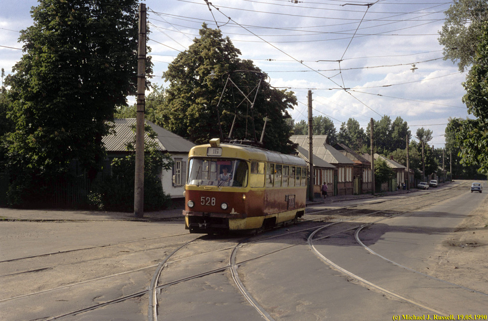 Tatra-T3SU #528 16-го маршрута поворачивает из Семиградского въезда на Семиградскую улицу