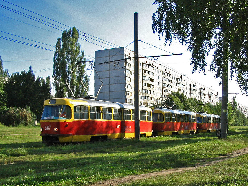 Сцепка СМЕ Tatra-T3SU #587-588 и вагона #633 на проспекте Тракторостроителей