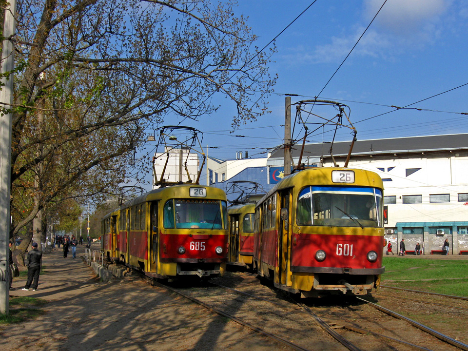 Tatra-T3SU #601-602 и #685-686 26-го маршрута на конечной станции "602 микрорайон"