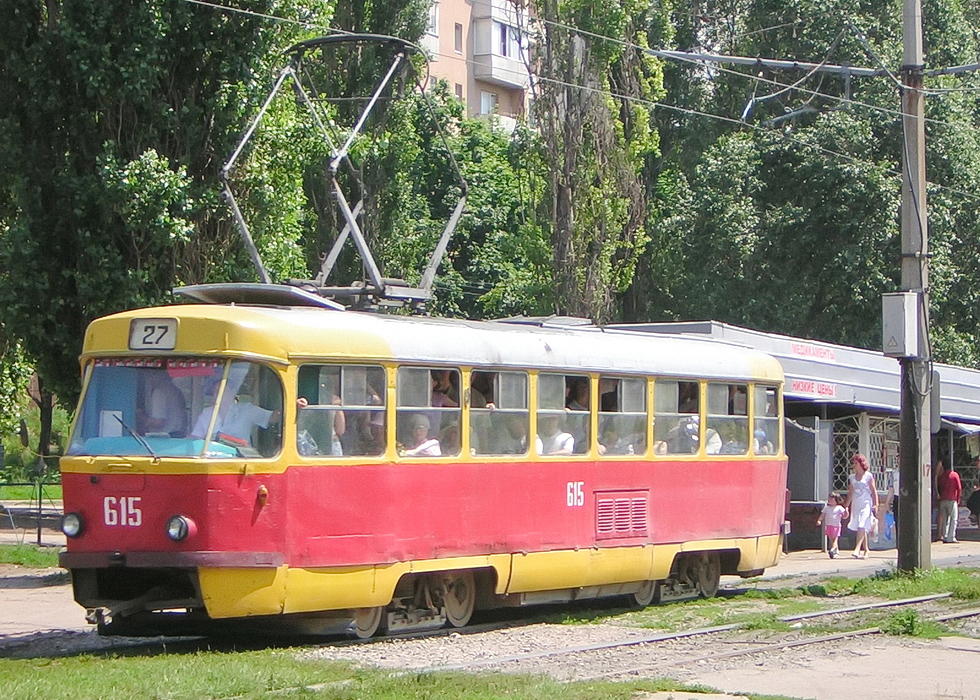 Tatra-T3SU #615 27-го маршрута на улице Героев Труда возле перекрестка с улицей Гвардейцев-Широнинцев