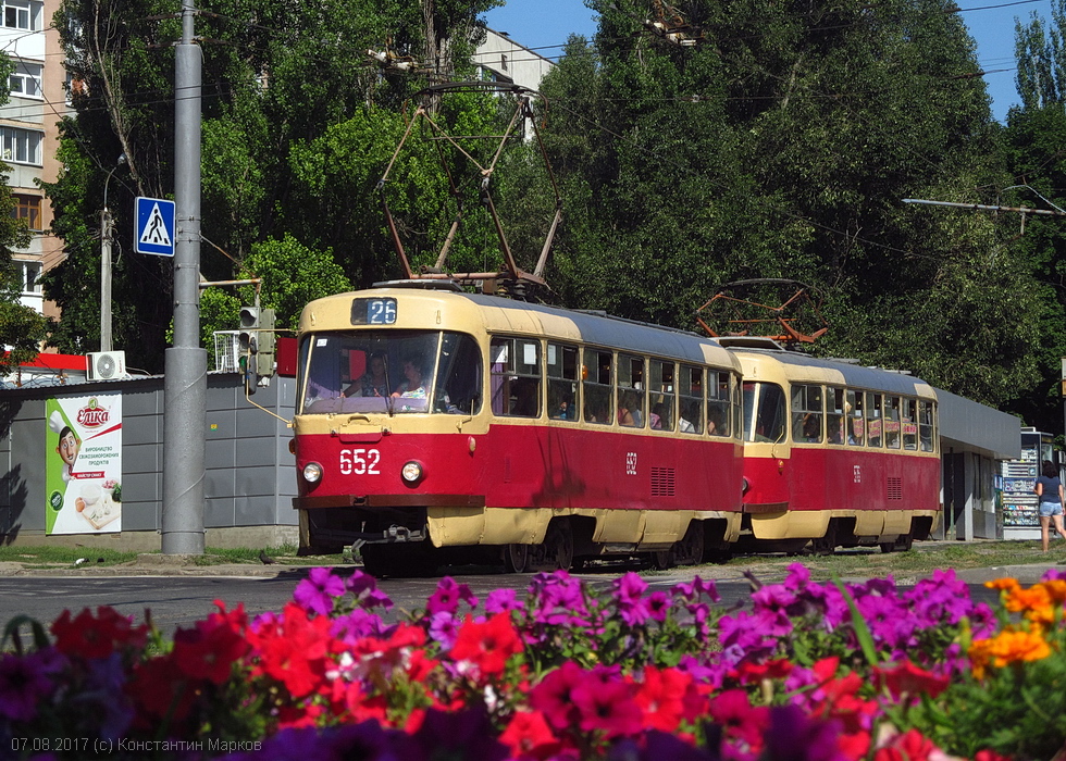 Tatra-T3SU #652-690 26-го маршрута на улице Героев Труда на перекрестке с улицей Гвардейцев-Широнинцев
