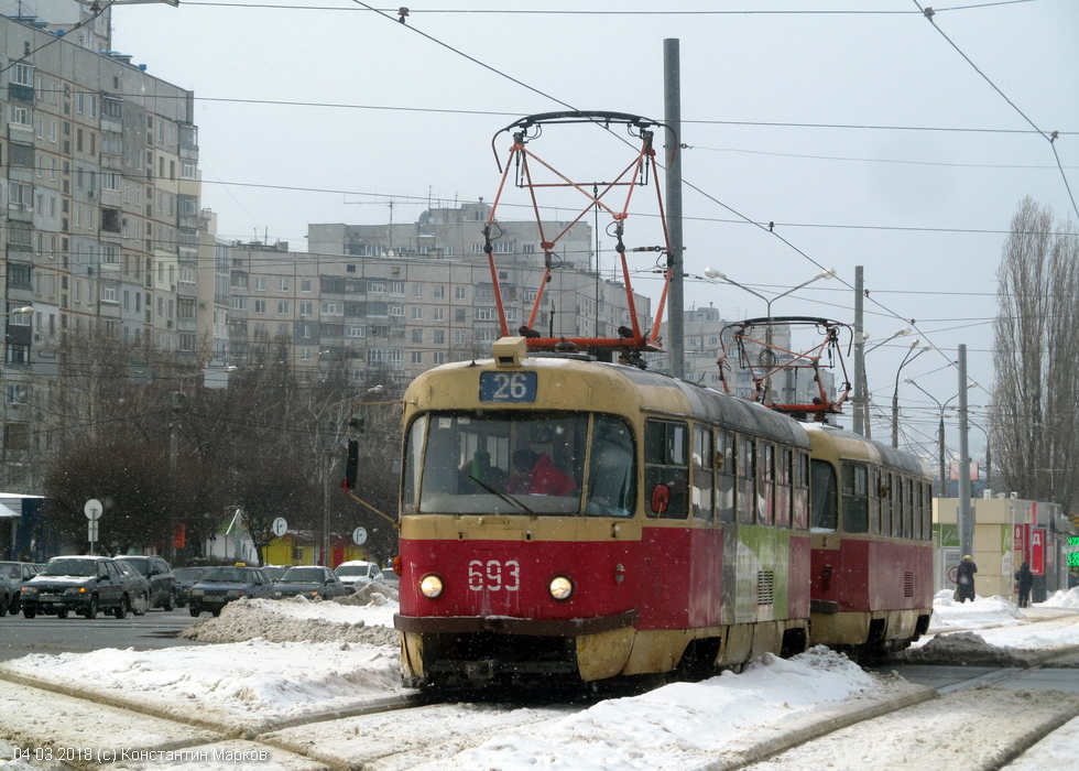 Tatra-T3SU #693-694 26-го маршрута на улице Героев Труда возле одноименной станции метро