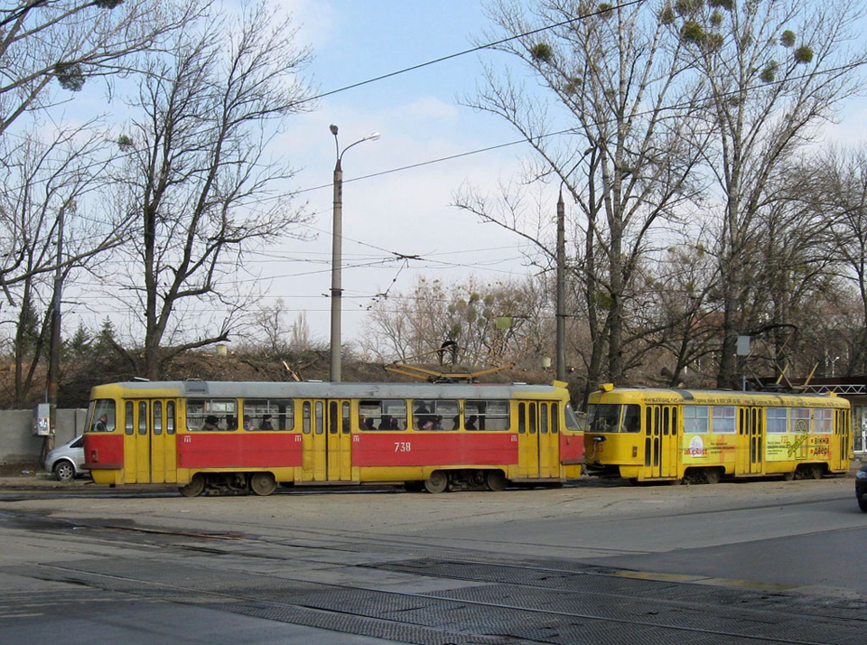 Tatra-T3SU #733-738 26-го маршрута поворачивает с улицы Мироносицкой на улицу Веснина