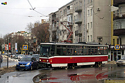 Tatra-T6A5 #4532 12-го маршрута пытается повернуть с улицы Маяковского на улицу Тринклера