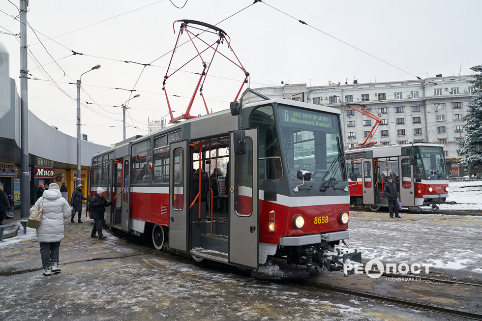 Tatra-T6A5 #8658 6-го маршрута прибыл на конечную "Южный вокзал"