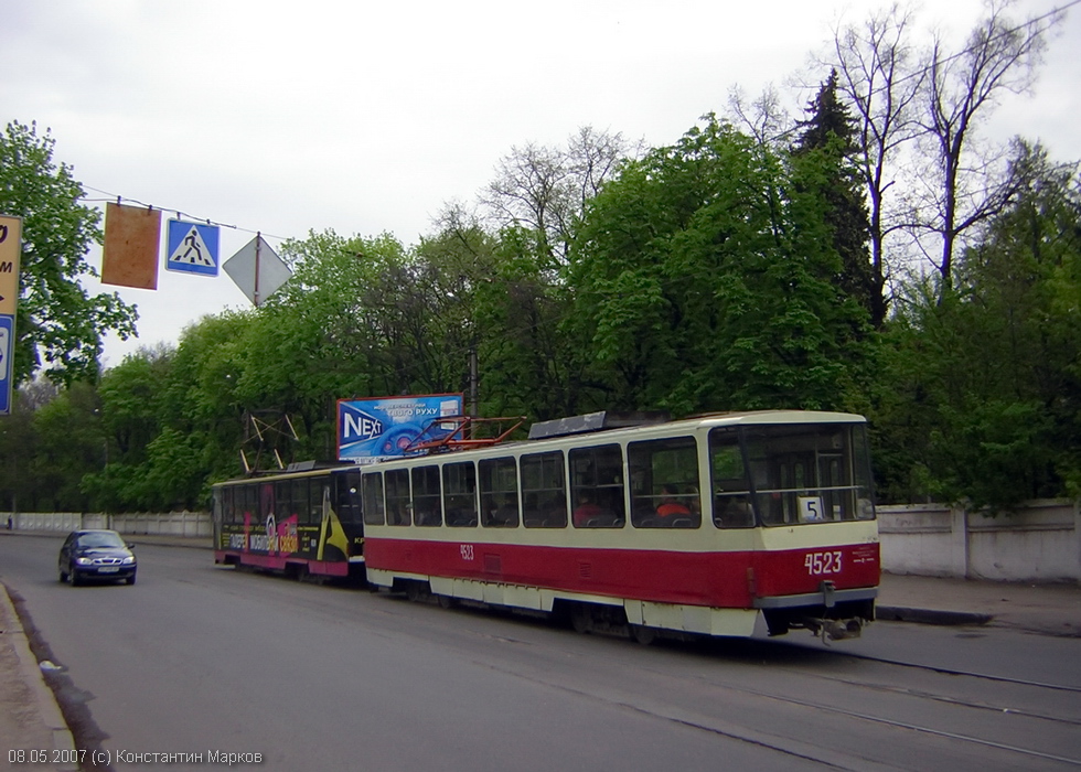 Tatra-T6B5 #4524-4523 5-го маршрута на улице Пушкинской возле перекрестка с улицей Студенческой